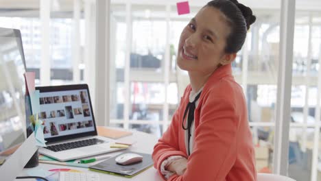 mujer joven que trabaja en una oficina creativa