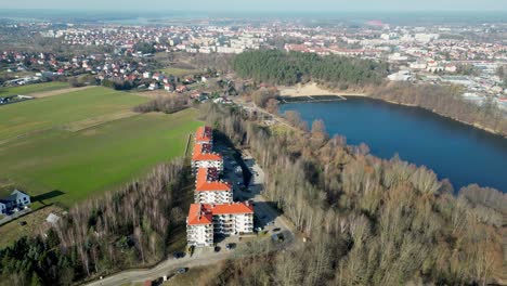 Vista-Aérea-Desde-Un-Dron-De-Bloques-Residenciales-Junto-Al-Lago