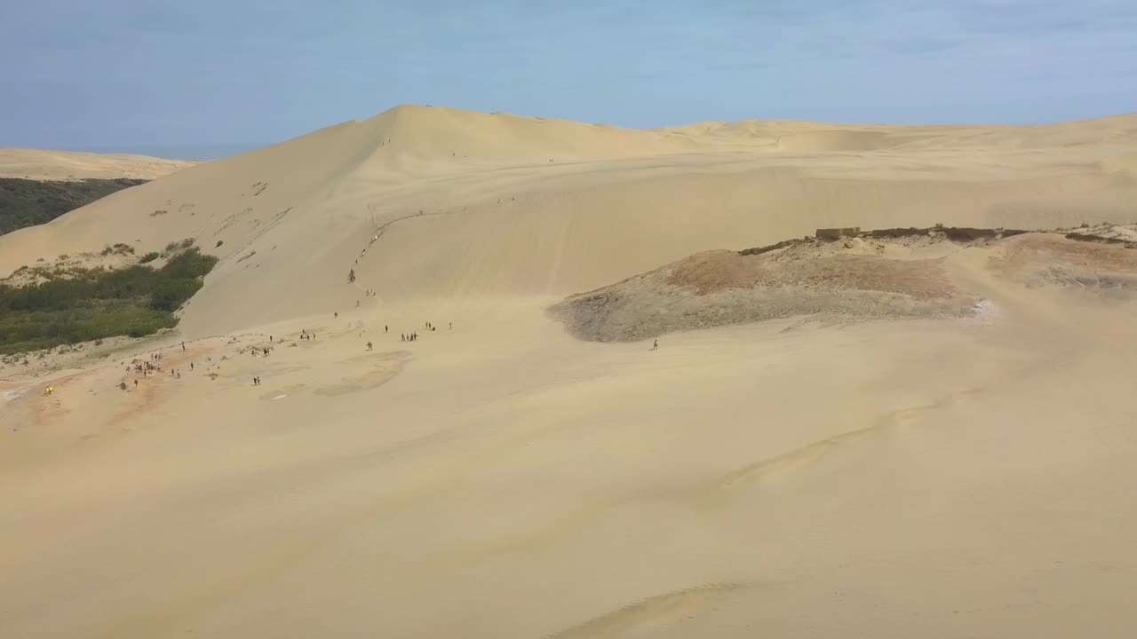 seguimiento aéreo de las dunas de arena gigantes en northland, nueva zelanda
