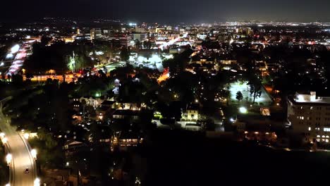 Drohnenaufnahme-Der-Stadt-Pasadena-Bei-Nacht
