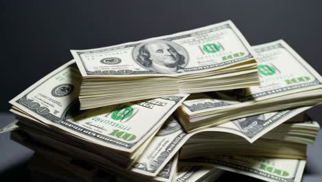 una pila de billetes de cien dólares