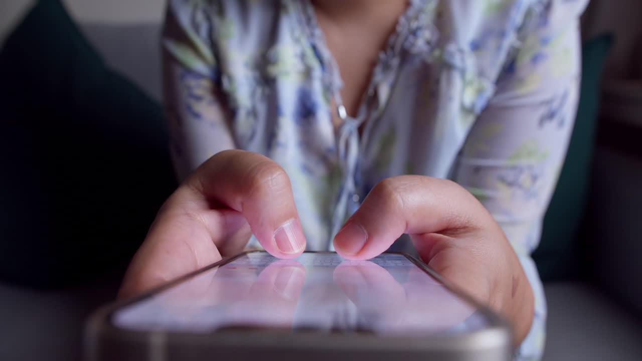 saturación de la comunicación digital: mujeres que usan el teléfono para la interacción social