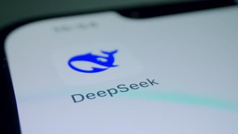 primer plano de una pantalla de teléfono inteligente que muestra la aplicación deepseek