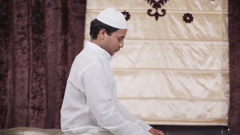 indian muslim man getting ready for reading namaz