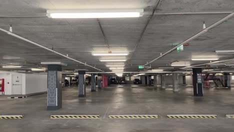 garaje de aparcamiento subterráneo vista interior