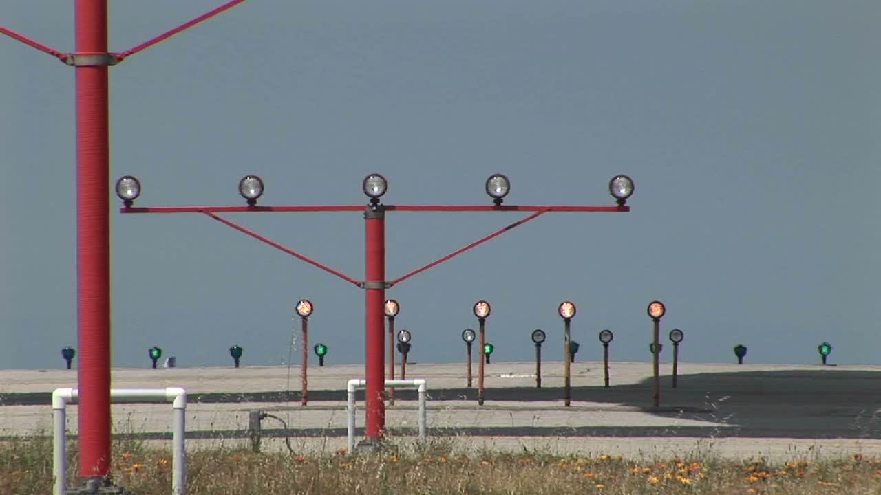 747 제트기가 조명과 가이드 비콘 뒤의 공항 활주로에 착륙합니다.