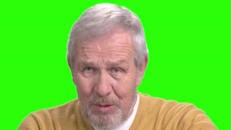 el anciano está hablando, pantalla verde.