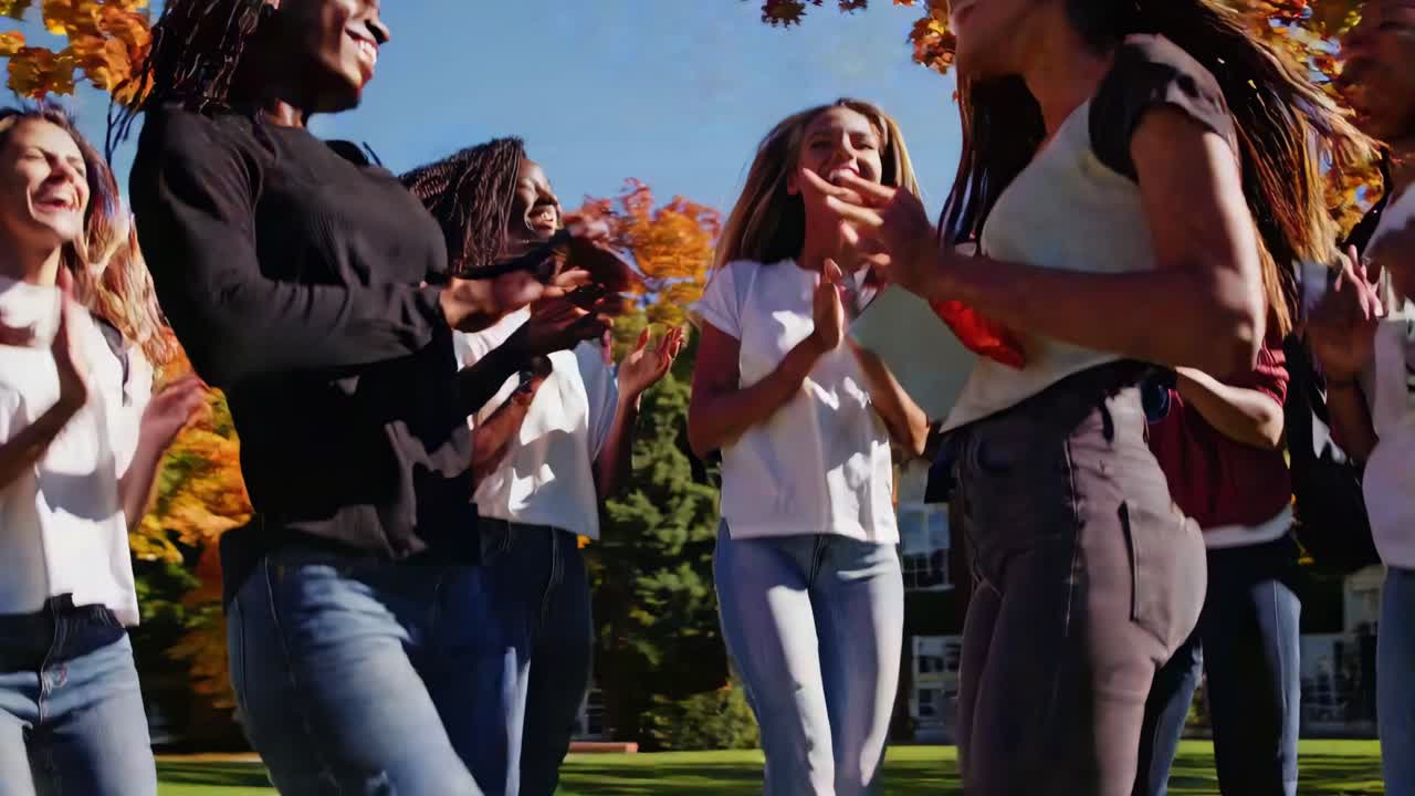 가을에 캠퍼스에서 축하하는 행복한 학생들