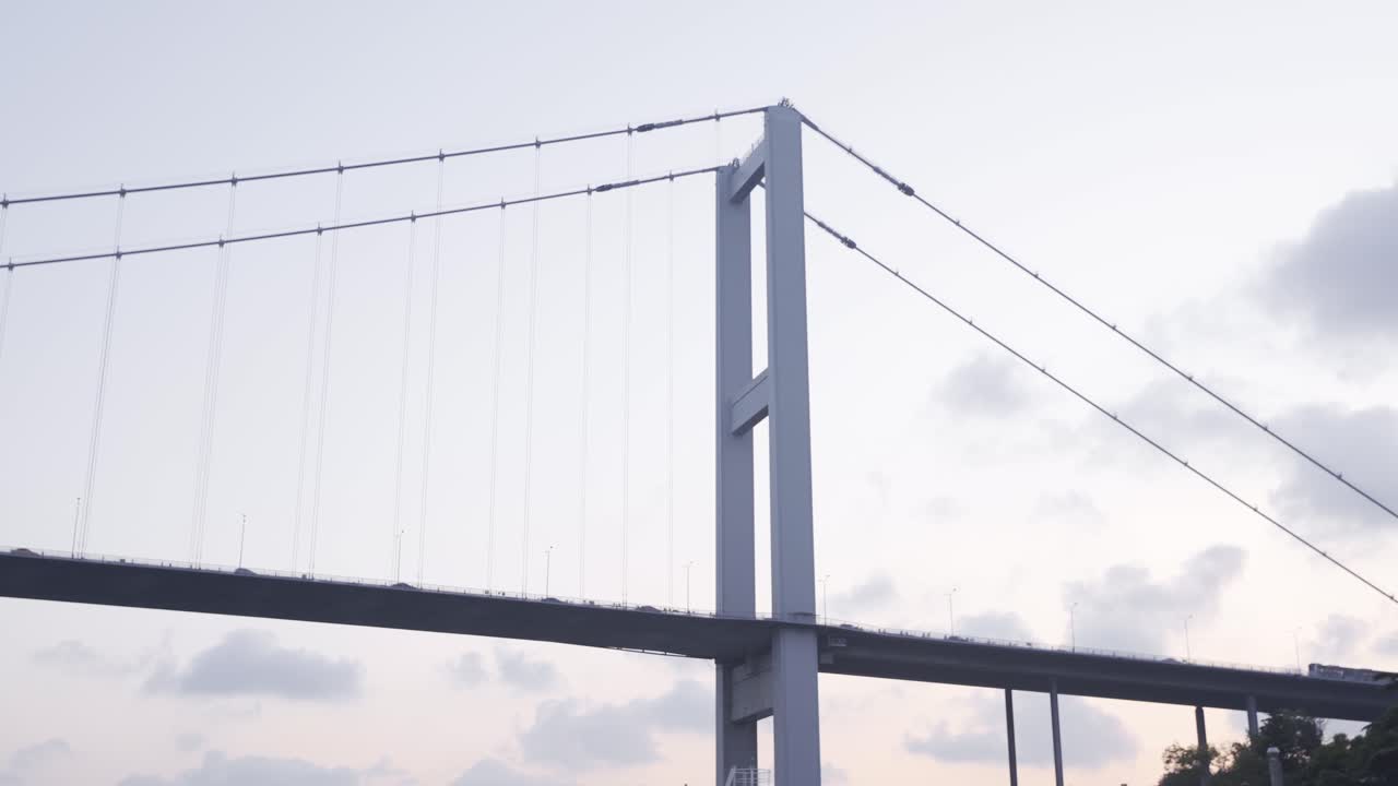 puente y los coches que salen.