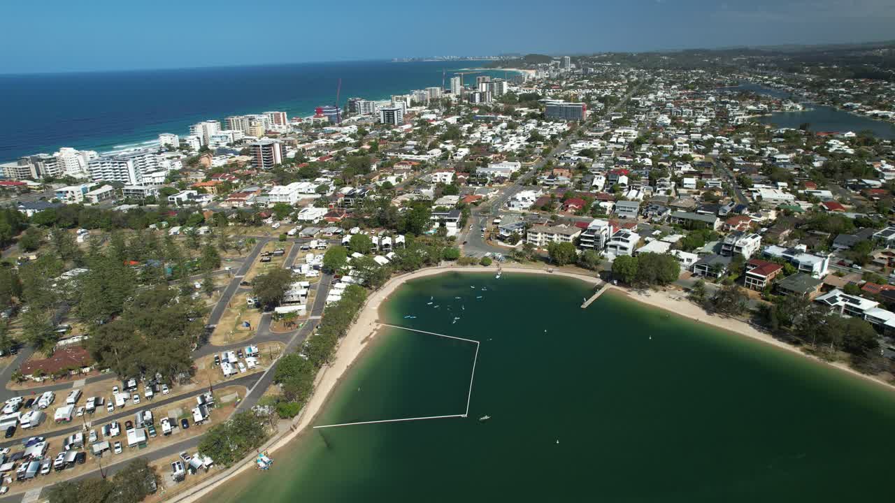 Tallebudgera Estuary Floating Boom - Palm Beach Coastal Suburb i QLD, Australien. - aerial shot
