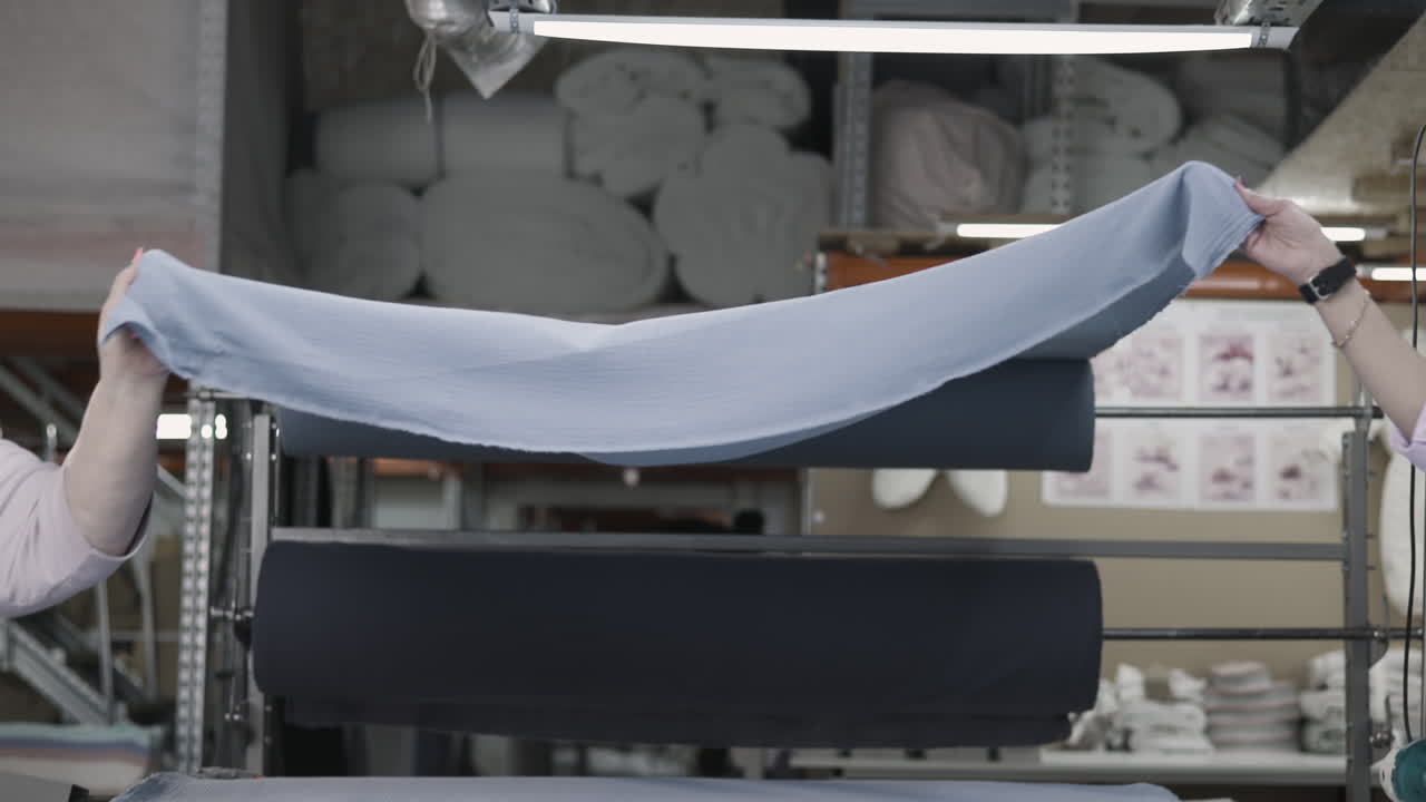 tela azul colgada en un almacén de fabricación