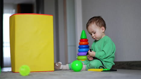 bebé jugando con juguetes