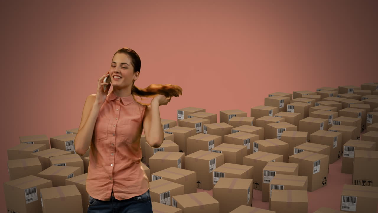 animación de una mujer hablando en un teléfono inteligente con cajas en un fondo naranja