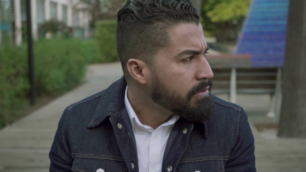 нервный мужчина смотрит в сторону на открытом воздухе