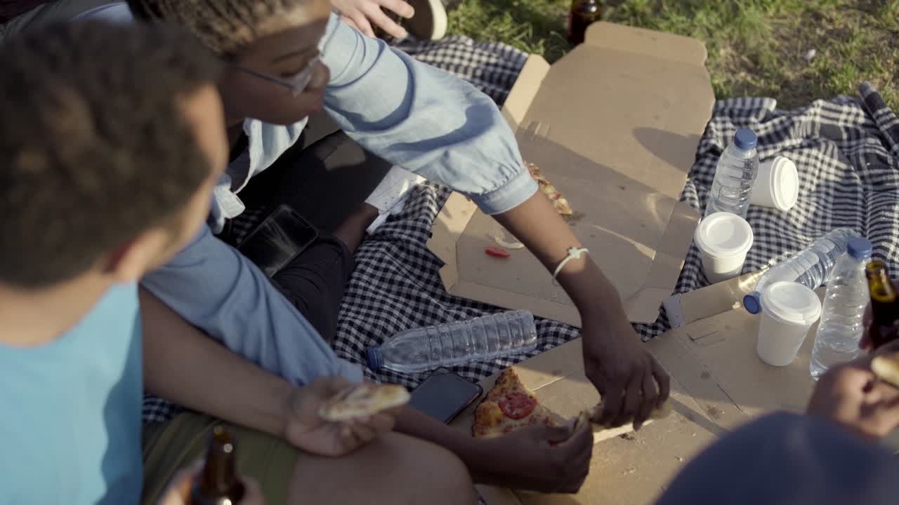 disparo recortado de amigos haciendo picnic en el parque