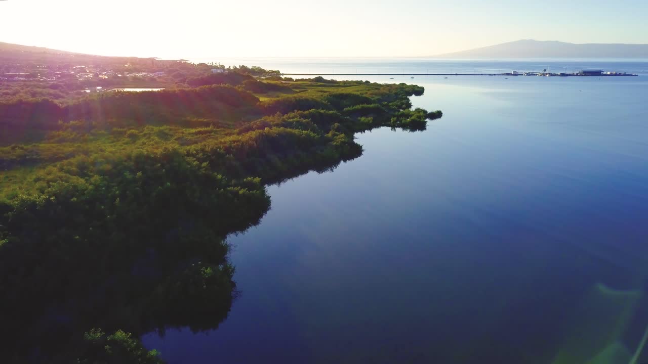 antena en cámara lenta sobre la costa sur de molokai hawaii