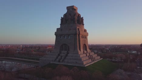 luftaufnahme des denkmals der völkerschlacht bei sonnenaufgang