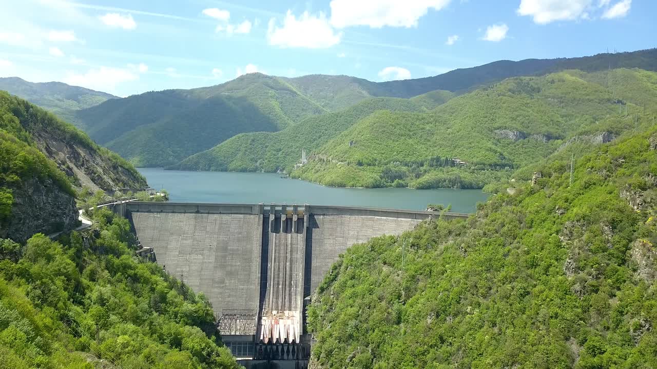 무인 항공기, rhodopa 산 및 주변 숲으로 만든 봄 장면 동안 저수지 댐 호수 vacha 강 불가리아
