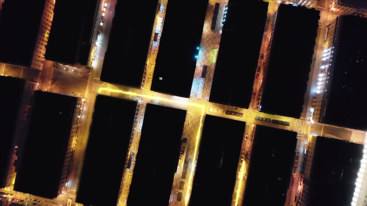 líneas de energía en las calles, entre edificios en una ciudad nocturna - animación 3d render