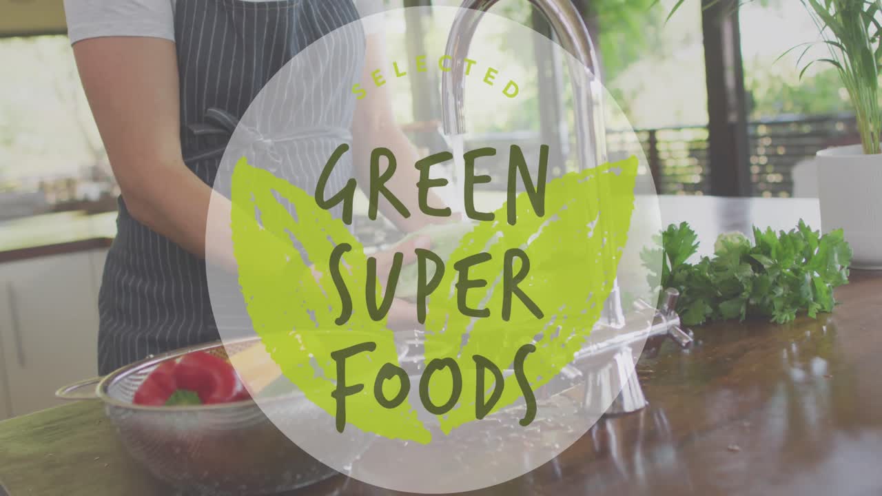 animación de super alimentos verdes texto sobre mujer caucásica lavando verduras
