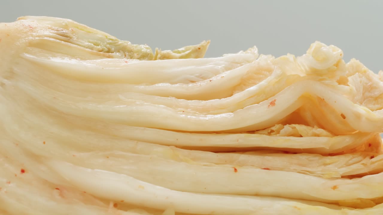 유리 항아리에 채소를 보존하는 캔에서 발효 된 매운 고추 김치의 질의 클로즈업. 향신료와 함께 발효 보존 된 김치 고추 매크로. 아시아 요리. 고품질 4k 영상