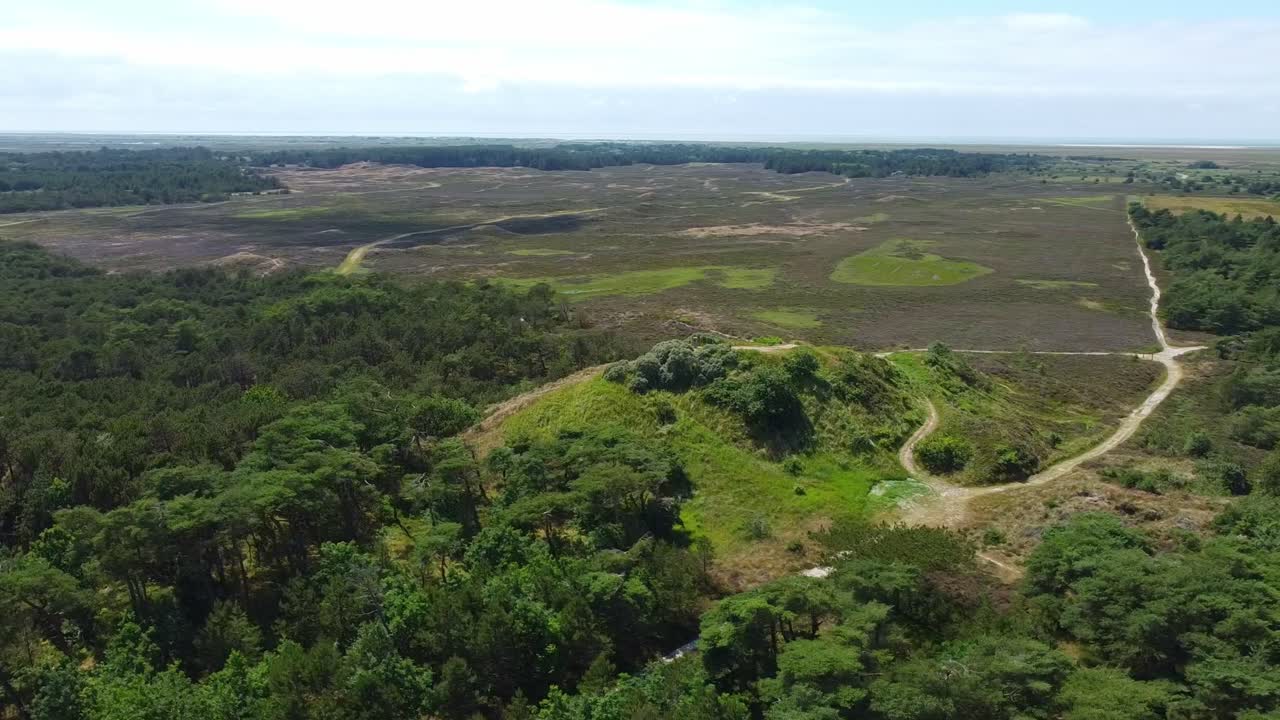Ripresa aerea della collina di Hostbjerg a Rømø, Danimarca. Filmato drone 4K.