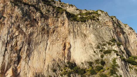 Wunderschöne-Felsformation-Des-Berges