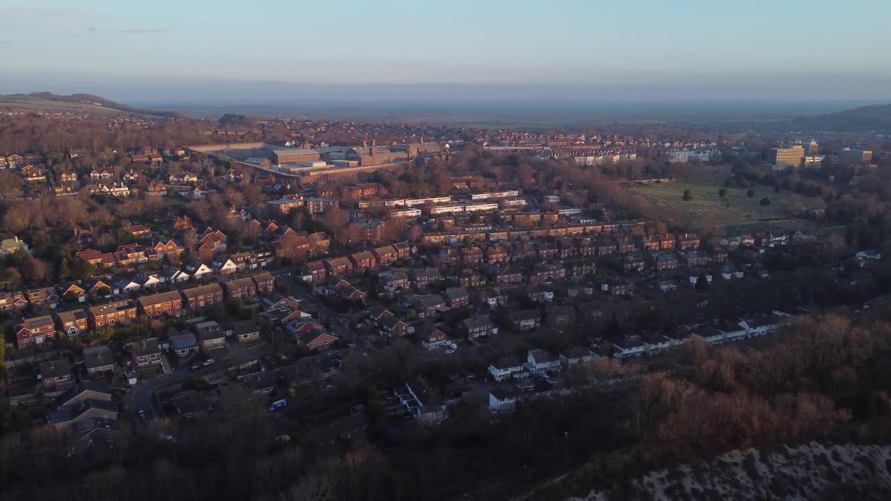 lewes, east sussex al amanecer: vista de la prisión, el cementerio y las casas - pequeña ciudad británica