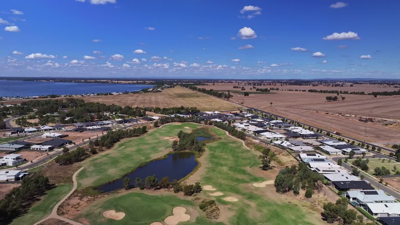 골프장과 빌라봉을 가로질러 새로운 집과 근처의 mulwala 호수, yarrawonga, victoria, australia