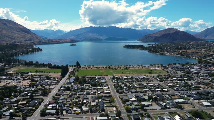 Vista aerea della città di Wanaka nell'Isola del Sud, Nuova Zelanda