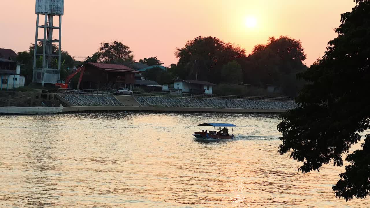 조용한 해가 지는 동안 강에서 항해하는 배