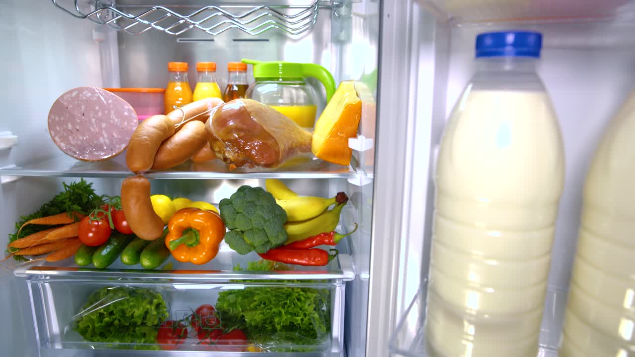 refrigerador abierto lleno de comida