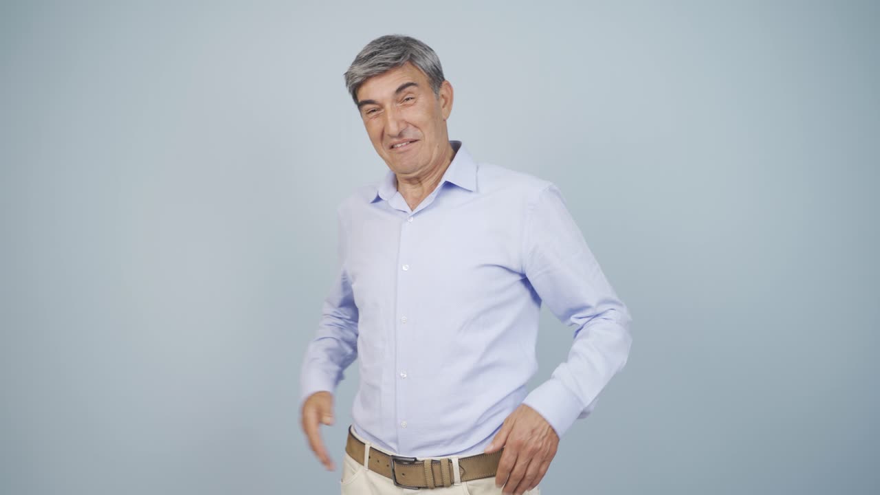 un anciano arrogante y engreído.