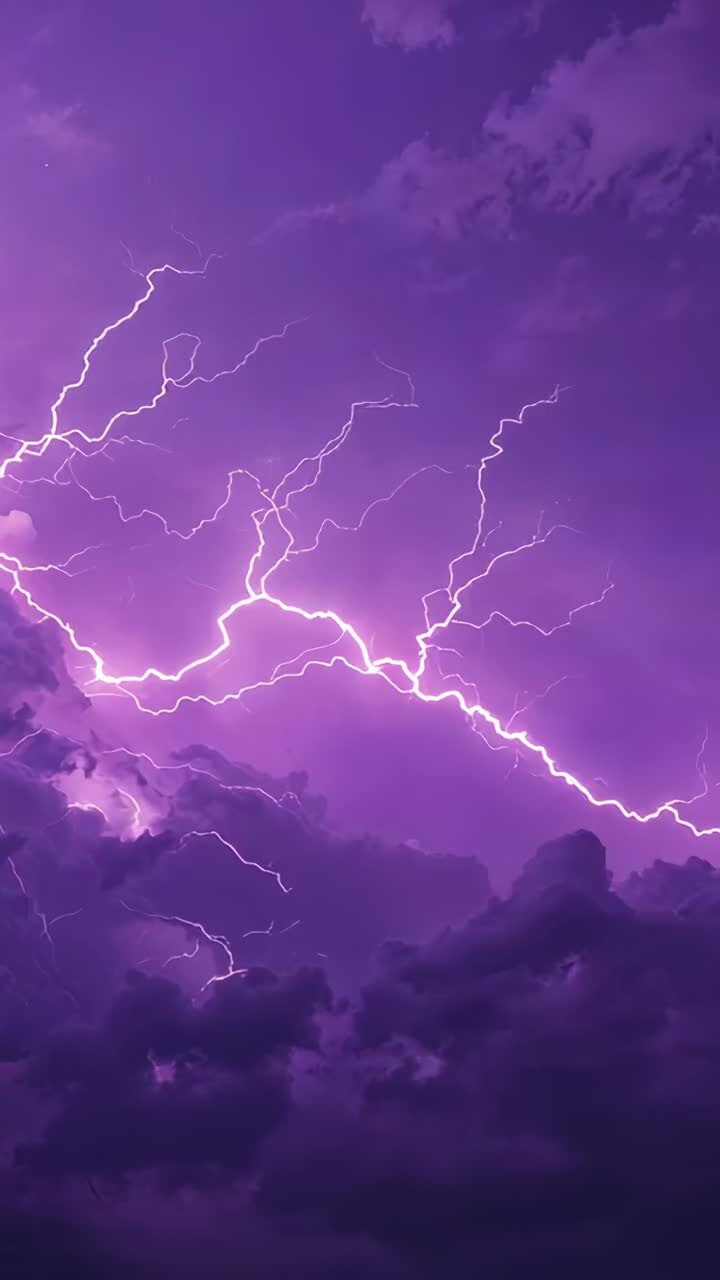 Video verticale: fulmini che squarciano un cielo notturno viola sopra le nuvole, scaricando elettricità