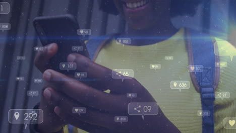 animación de notificaciones de las redes sociales sobre una feliz mujer afroamericana que usa un teléfono inteligente en la calle
