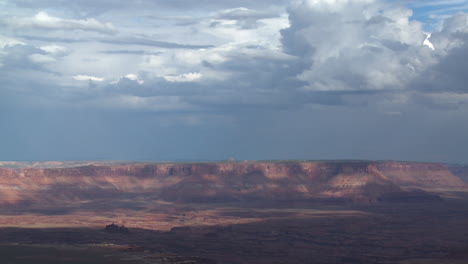 Ein-Weitreichender-Blick-Auf-Die-Canyonlands-region-Im-Südosten-Von-Utah