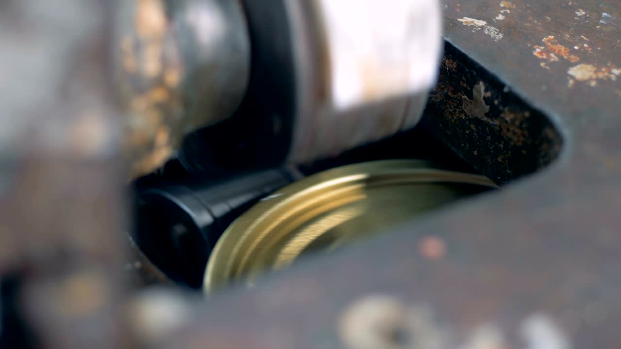 공장은 아연 캔을 는 판을 방출하고 있습니다.