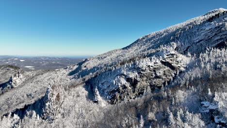 nieve en la cima de la montaña abuelo carolina del norte en invierno
