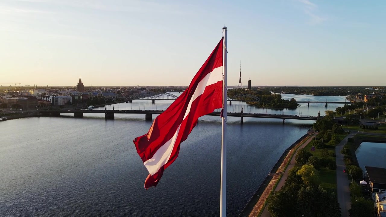 Vista aerea 4K di Riga con la bandiera alla luce dell'alba.