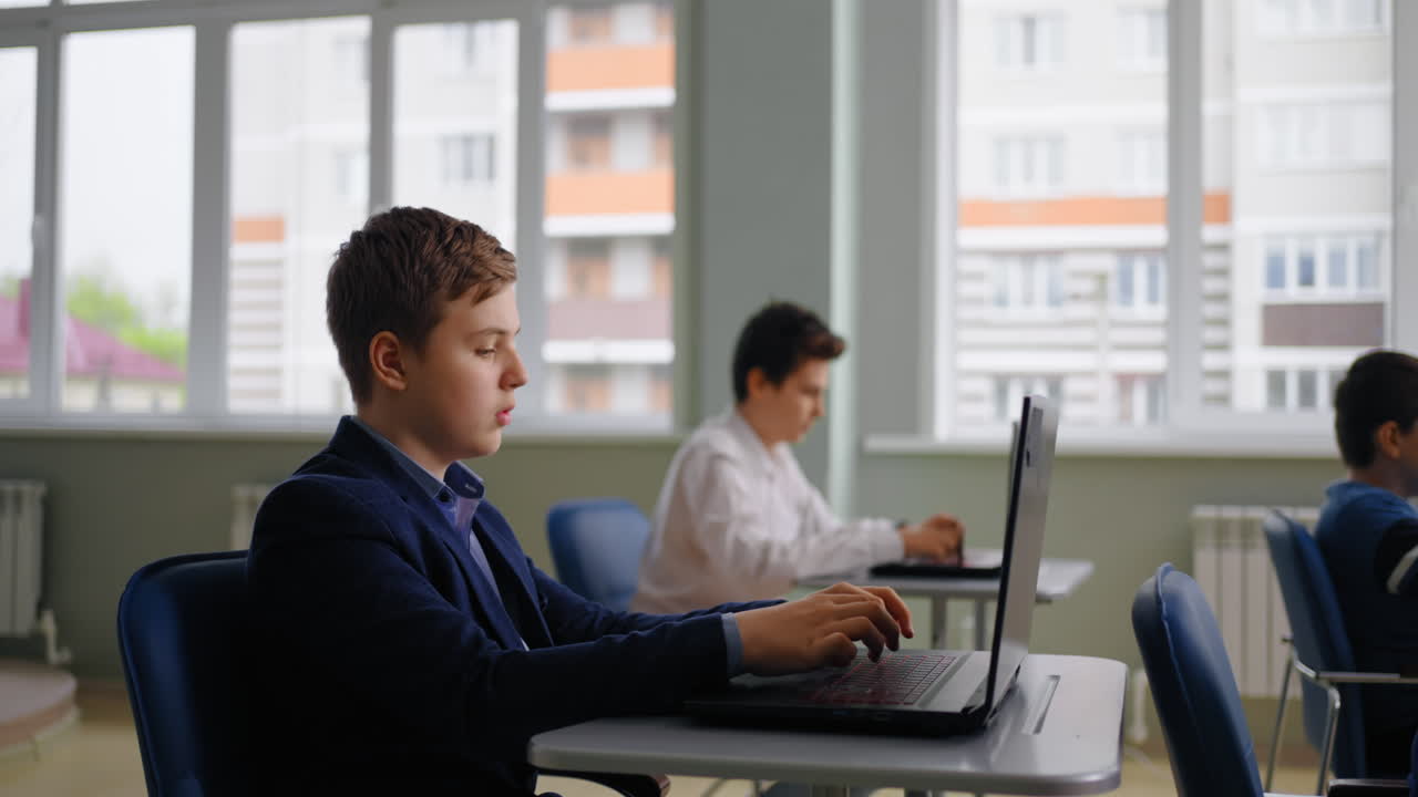 Studenti che lavorano con i portatili in una classe