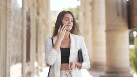 Mujer-De-Negocios-Monótona-Y-Aburrida-Hablando-Por-Teléfono-Al-Aire-Libre,-Plano-Medio