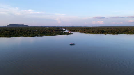 Drone-Dando-Vueltas-En-Barco-En-El-Lago-Camboyano-Al-Atardecer