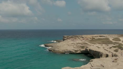 Costa-Mediterránea-Con-Acantilados-En-La-Región-De-Salento,-Italia,-Vista-Aérea-De-Drones-De-Agua-Azul-Clara-En-Apulia,-Sur-De-Italia