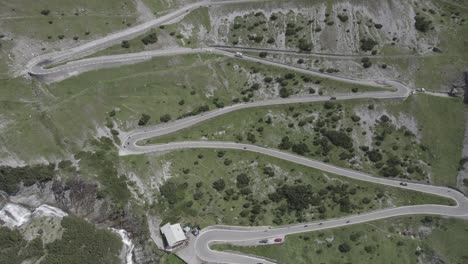 Video-Descriptivo-De-Dron-De-Plano-Inverso-Sobre-El-Ascenso-Del-Paso-Stelvio-Con-Pico-Al-Horizonte