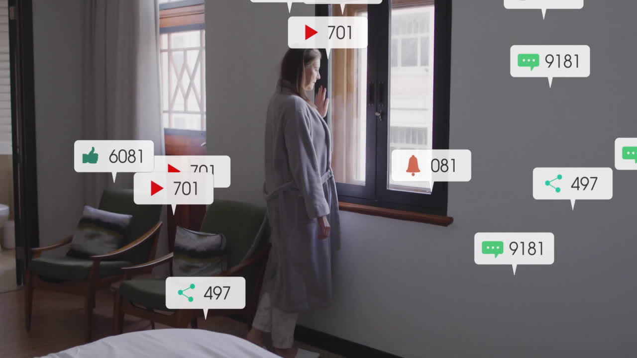 animación de iconos de los medios sobre mujer caucásica mirando por la ventana
