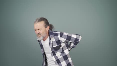 hombre con dolor de espalda.