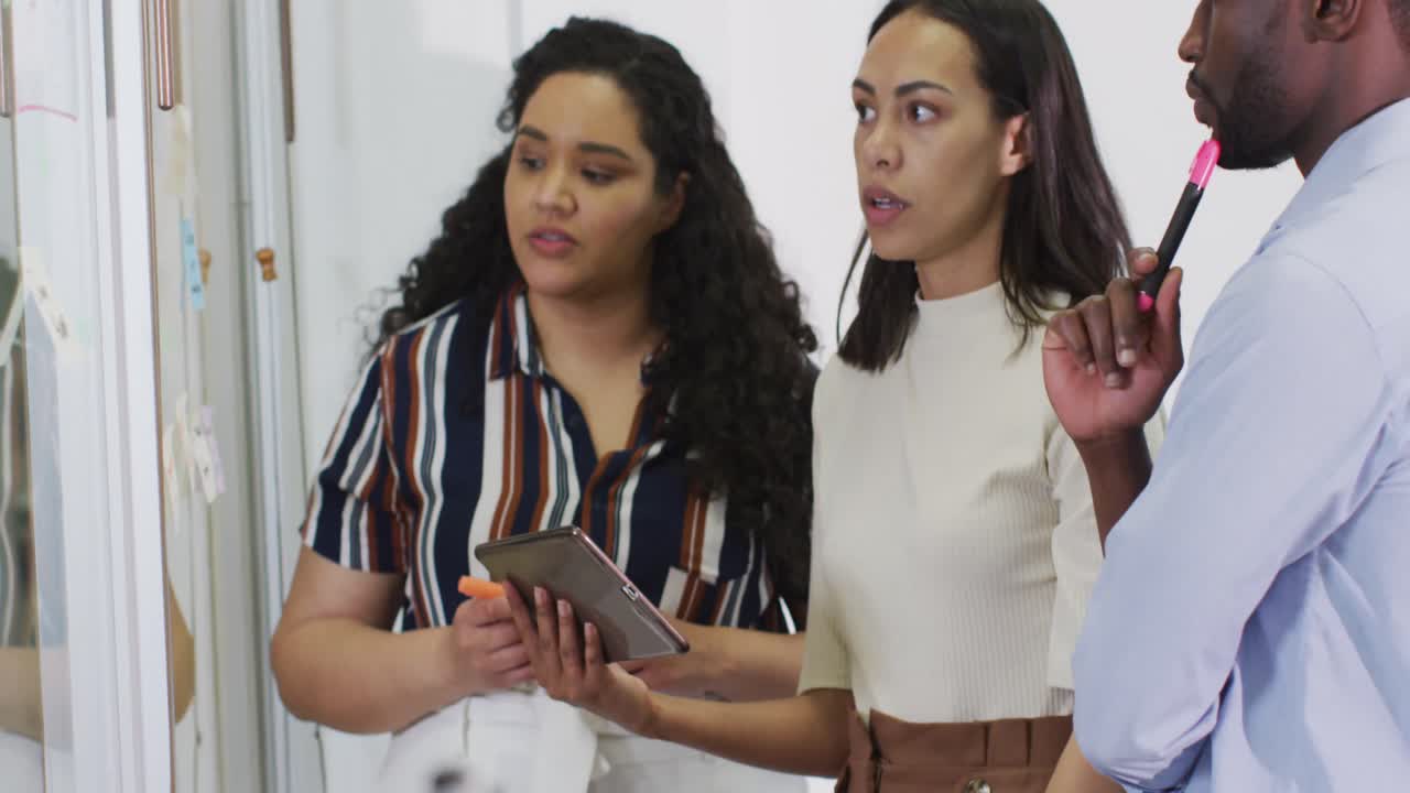grupo diverso de personas de negocios trabajando juntos, lluvia de ideas en la oficina moderna