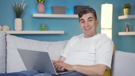 el hombre que está contento con las noticias.