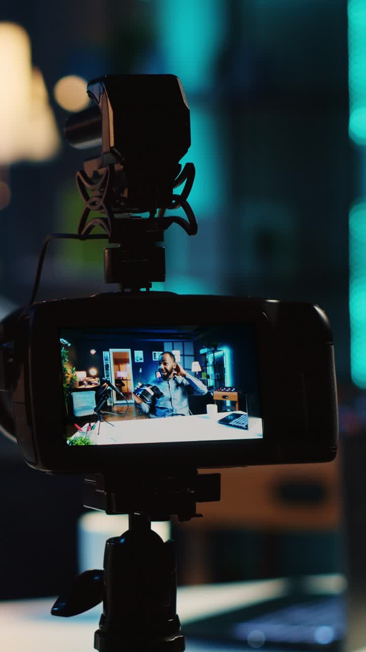 Influencer filmer anmeldelse af VR-produkt i vertikal video