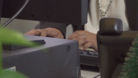 india business woman use computer